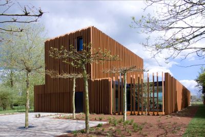 Maison-tour en acier auto-patinable